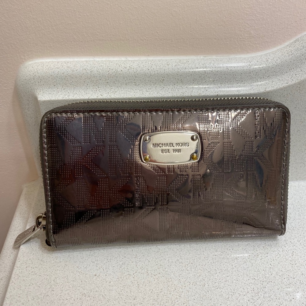 Micheal Kors Large Zip up Wallet